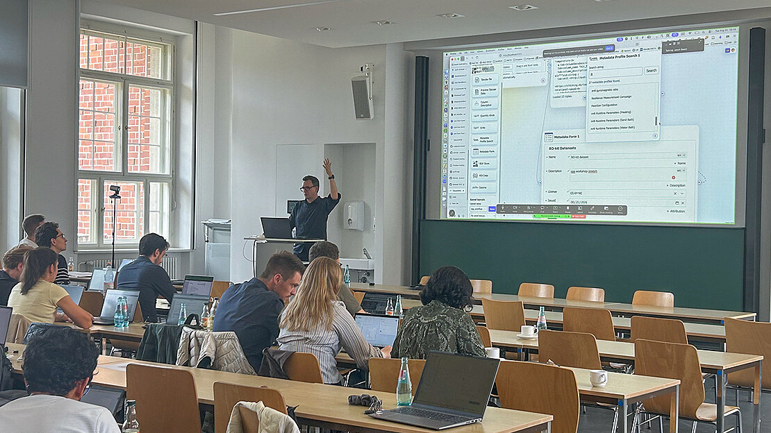 Prof. Jakob Beetz (RWTH Aachen) leitet den RDM-Workshop.